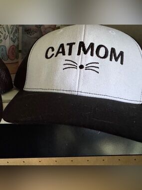 CATMOM Embroidered Cat Mom trucker snap back hat- new!